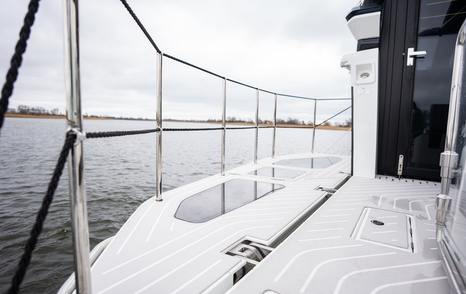 Galeon-435-GTI-Review-cockpit-balcony