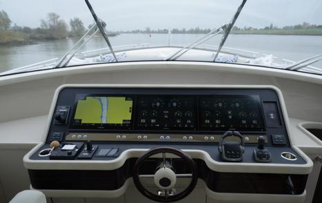 Zeelander-8-helm-station-dashboard-and-view