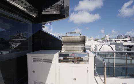 Ocean-Alexander-28L-Review-upper-aft-deck-bar