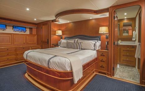 Motor Yacht Insignia guest cabin