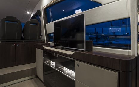 Fairline Squadron 50 pop-up TV