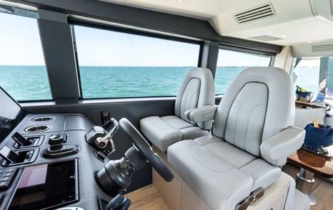 Scout-670-LXS-Review-helm-seats