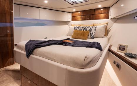 Riviera 5600 Sport Yacht Platinum Edition motor yacht VIP cabin 
