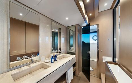 spica master en suite with shower