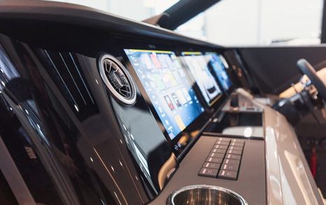 Saxdor-460-GTC-Review-black-glass-helm-dashboard-with-Simrad-screens