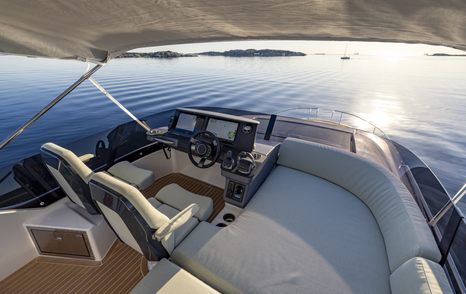 Nimbus-495-Fly-flybridge-helm-sunpad