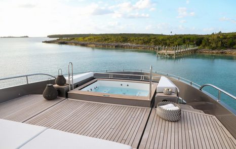 Ocean-Alexander-35-Puro-foredeck-jacuzzi