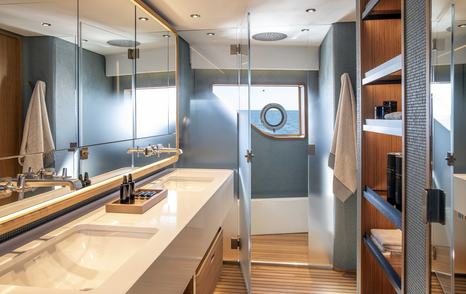 Motor yacht Numero Dix master cabin ensuite