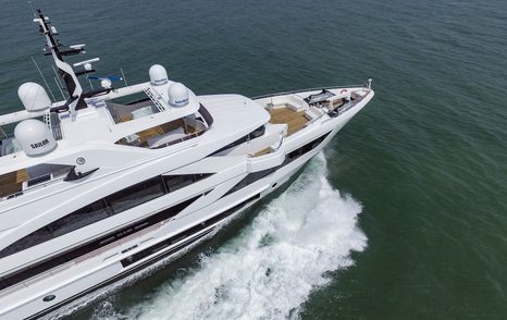 Gulf-Craft-Majesty-140-Review-running-forwards