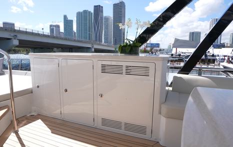 Ocean-Alexande-37L-Review-sundeck-bar