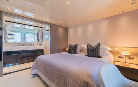 Motor yacht Hard 8's guest cabin