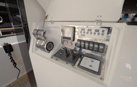Numarine 40MXP aft docking station with engine and thruster controls