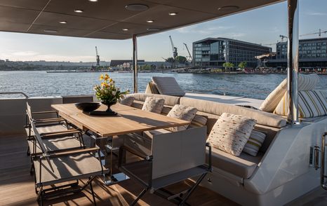 Numarine 27 XP Open motor yacht aft deck dining area 