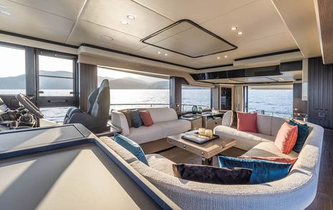 Absolute-Navetta-53-saloon-seating