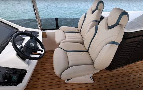 fairline-squadron-58-upper-helm