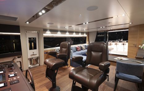 Pilot House of Crowned Eagle with leather chairs and sofas behind