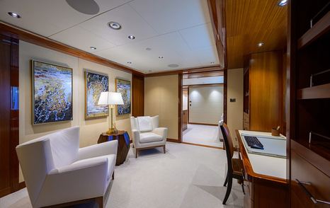 Superyacht Neenah master cabin private office