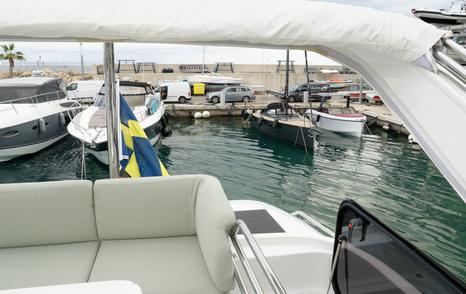 Nimbus-495-Flybridge-Review-reversing