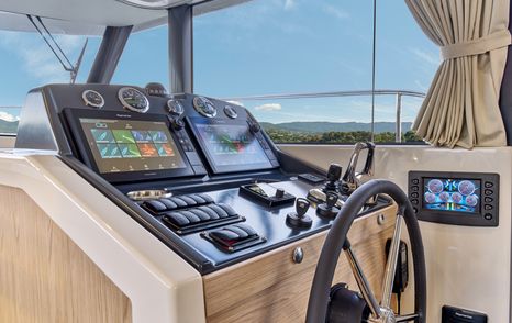 Beneteau Swift Trawler 48 helm