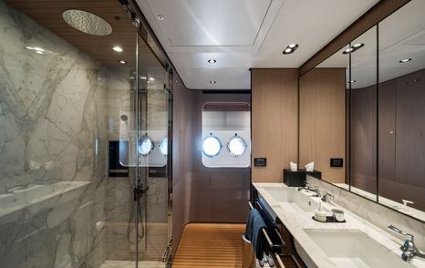 Motor yacht Chillin' master cabin ensuite