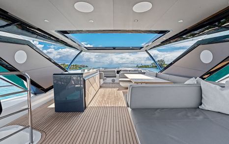 Motor yacht Dolce Far Niente sundeck
