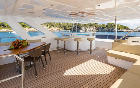 Sundeck on Majesty 100 yacht with bar and alfresco bar