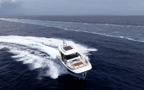 Aiata-Wayfinder-38-Suntop-Review-aerial-running-shot-at-speed-offshore