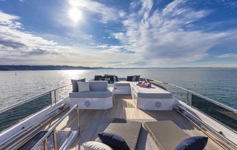 Pardo-E60-flybridge-looking-away-from-helm