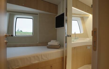 Zeelander-8-crew-bunk-and-shower