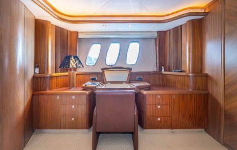 Motor Yacht Harrys Game owner's suite desk 