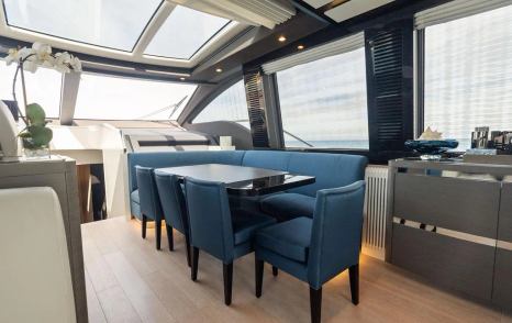  Motor Yacht Ocean's Se7en interior dining table