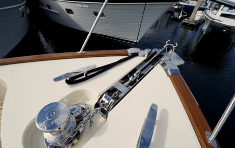Palm-Beach-PB85-Sedan-Review-foredeck-anchor-gear