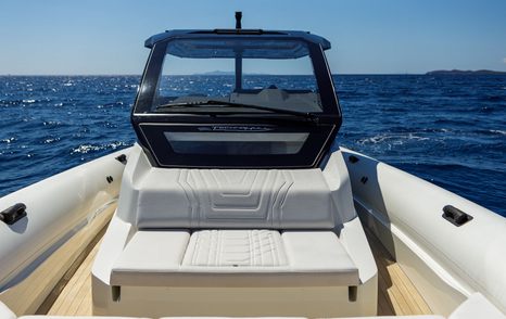 Techonhull Alpha 40 dayboat foredeck seating