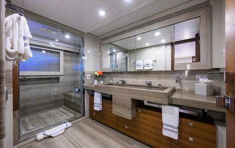 Motor yacht Argento's ensuite bathroom