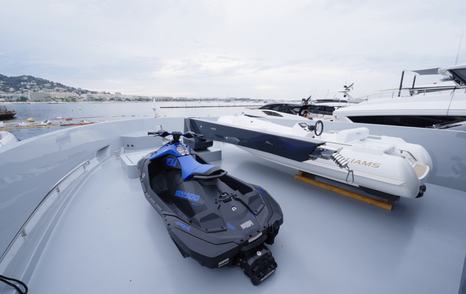 Outer-Reef-Yachts-780-Adventure-Review-foredeck-crane