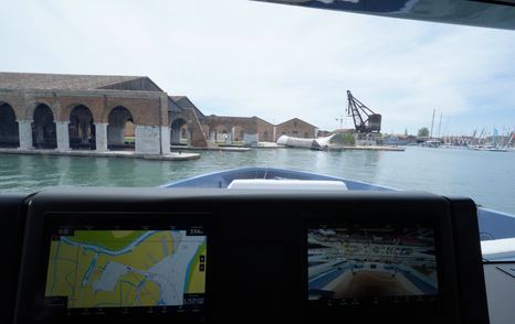 Forward view from the Manda S07 Berlinetta helm showing clear sightlines over the bow