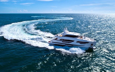 the white FD87 Skyline yacht cuts through the waters leaving sea foam in its wake