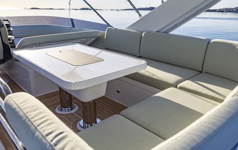 Nimbus-495-Fly-flybridge-seating-table