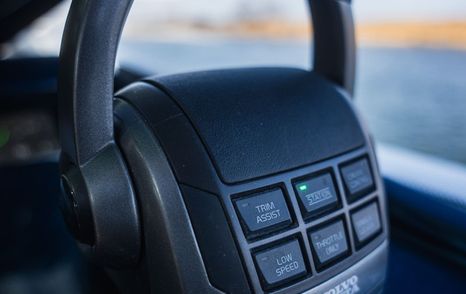 Galeon-435-GTI-Review-throttle