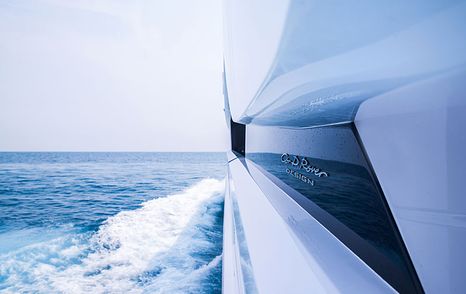 Close up image of Horizon Yachts FD102 hull with Cor D Rover nameplate