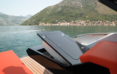 Dominator-Midi-Ilumen-M35-engine-hatch