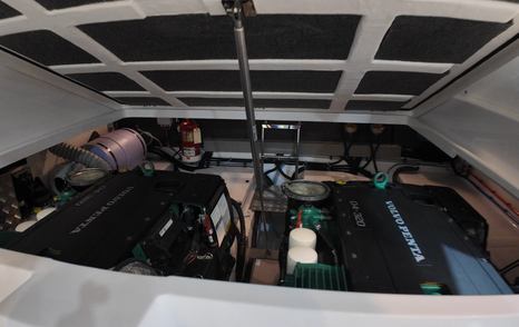 Aquador-400HT-Review-engine-room