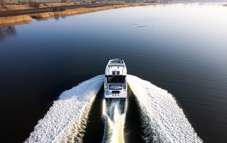 Galeon-435-GTI-Review-running-aft-view
