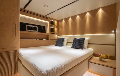 Seventh Horizon FD110 motor yacht guest cabin 