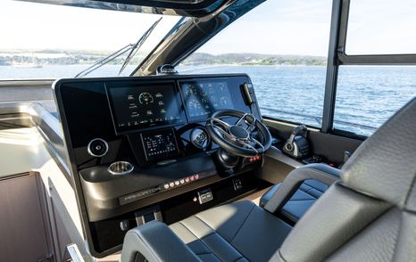 Sunseeker-Predator-55-helm-station