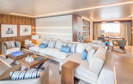 Superyacht Utopia IV owners skylounge