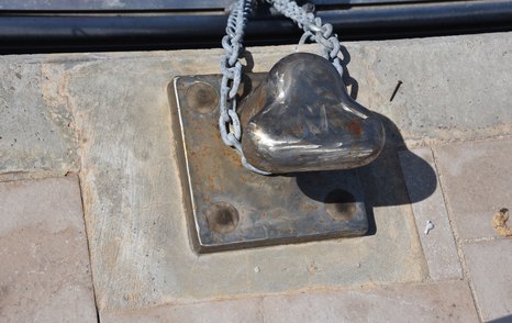 mooring bollard with chain