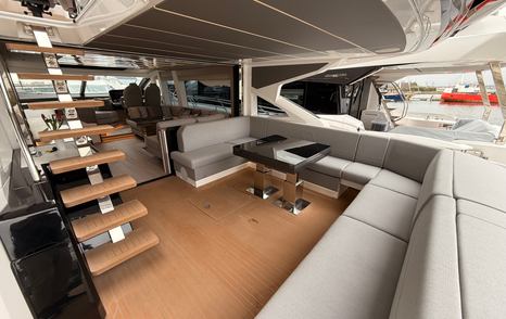 Sunseeker-75-Sport-Yacht-Review-cockpit-seating