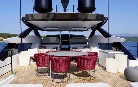 Motor Yacht Sodan sun deck with circular table