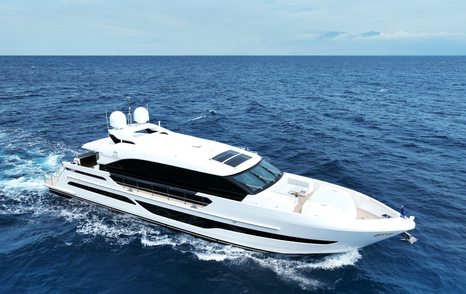 Horizon ES88 motor yacht under way 